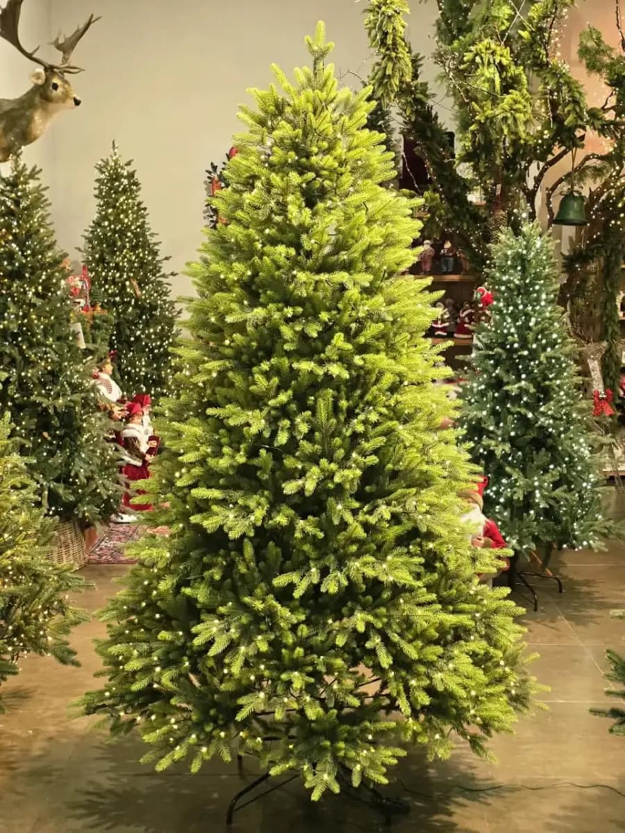 Árvore Pinheiro Realista Vancouver 2,10 m 6350 Galhos Emborrachados PE 650 LEDs Bivolt