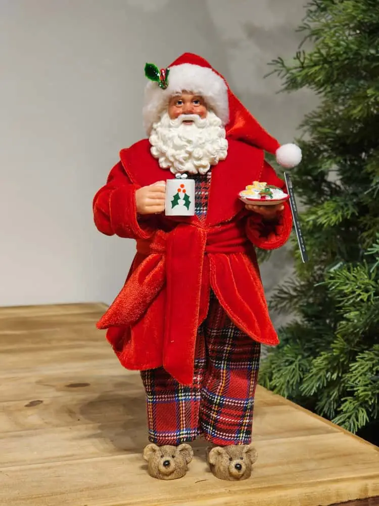 Papai Noel Colecionável de Pijama e Pantufa 28 cm